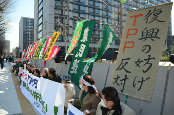 「復興の妨げ TPP反対」のムシロ旗が人目を引いた。=写真：田中撮影=　