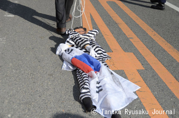 この日のヘイトデモでは李明博・韓国大統領（当時）の人形に囚人服を着せて道路を引きずる光景も見られた。＝写真：田中龍作＝