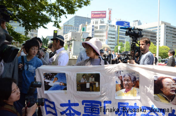 大阪市役所前に集まった支援者たち。=24日午前　写真：田中龍作=