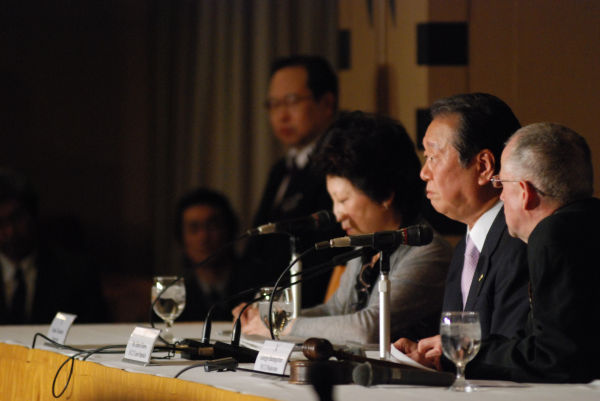 日本外国特派員協会の記者会見に招かれた小沢一郎氏。司会者は小沢氏を「メディアによる人物破壊の犠牲者」と紹介した。＝昨年12月　写真：島崎ろでぃ＝
