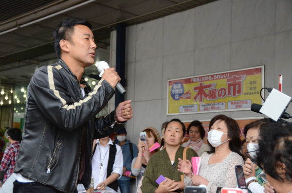 福島駅前での山本議員の遊説では女性たちから「太郎さんありがとう、よく言ってくれた」の声がしきりとあがった。＝10月3日、写真：筆者＝