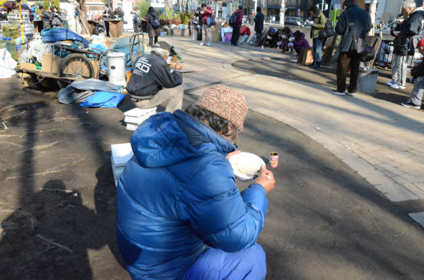 渋谷区で寝起きする野宿者は昨年、宮下公園近くの美竹公園で越年した。だが今年は同公園を締め出されたため、ここ「神宮通り公園」で年を越すことになった。=写真：筆者=