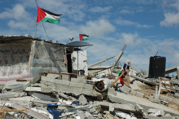 イスラエルの猛爆撃に遭い、人々はコンクリート瓦礫の中で暮らしていた。＝2009年、ガザ・アルショハーダ　写真：筆者＝
