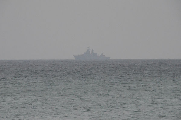 沖ではロシア海軍とみられる艦船が偵察にあたっていた。＝7日、ドヌーズラフスキー湾岸より　写真：筆者＝