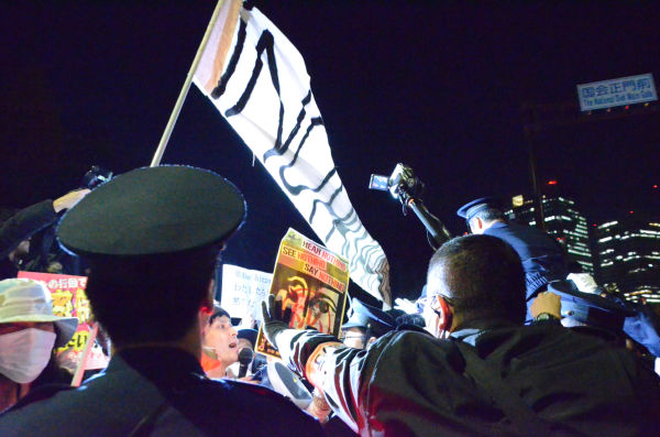 歴史のコマが戦前に向かって逆回転した2013年12月6日。この夜、特定秘密保護法案が強行採決された。＝国会正門前　写真：諏訪都