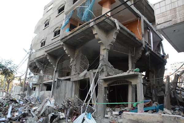 イスラエル軍の空爆により破壊されたビル。スーパーマーケットとアパートだった。＝13日、ガザ市中心部　写真：筆者＝