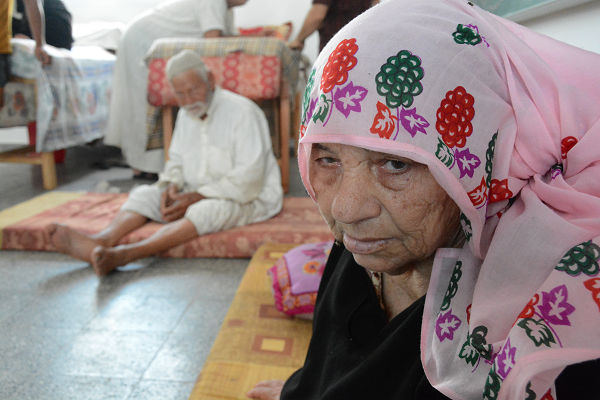 アンナ・アル・トンさん（76歳）。医者から「先は長くない」と宣告された。＝ガザ市内の避難所　写真：筆者＝