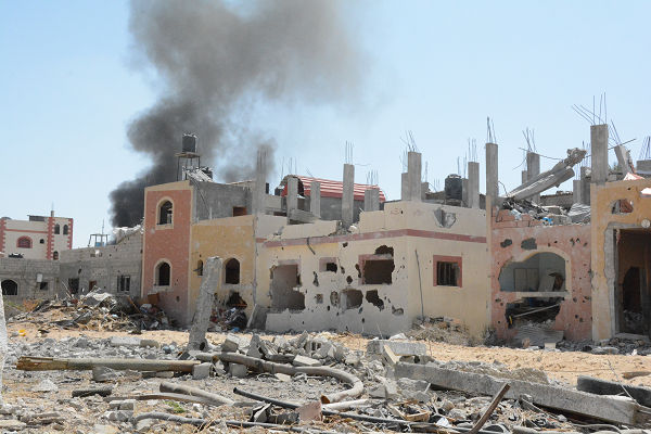 村は徹底的に破壊されていた。停戦が破られ、イスラエル軍のミサイルが着弾した。＝1日、フザー村　写真：筆者＝