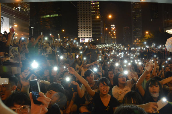 ♪敗れるかもしれないが、香港の自由のために戦う♪　スマホを点灯させて合唱するデモ参加者。＝1日夜、金鐘（アドミラルティ）　写真：筆者＝