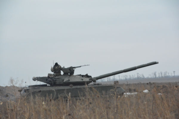 ウクライナ軍の戦車は前線に到着するとすぐに砲身を親露勢力の支配地域に向けた。＝11日、マリウポリ郊外　撮影：筆者＝