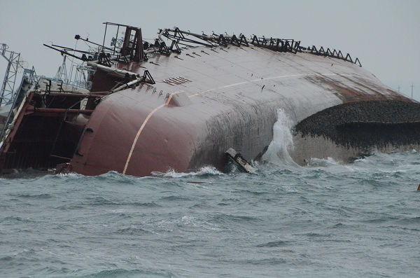 資料写真。ロシア海軍は自軍の大型老朽船を爆破して沈め、港湾の出入り口を塞いだ。ウクライナ海軍は袋のネズミとなった。＝3月、クリミア半島　撮影：筆者＝