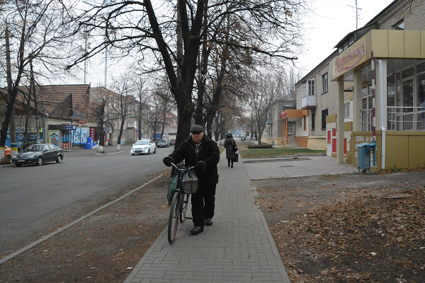 静かな村だが、ウクライナ軍の車両がひんぱんに行き交っていた。＝1日、ボルノボハ村　写真：筆者＝
