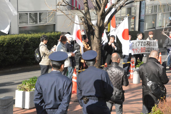 20人前後の小規模な抗議活動だった。＝11日、渋谷区　写真：筆者＝