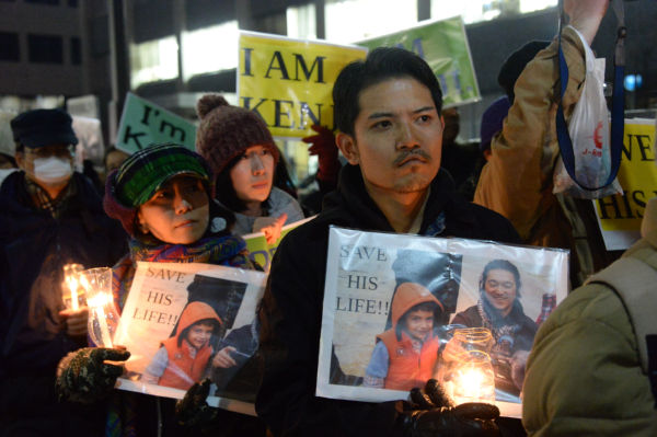 寒風の中、後藤さんの解放を願う人々が集まった。「何としてでも生きて帰ってほしい」。＝写真：山本宏樹＝