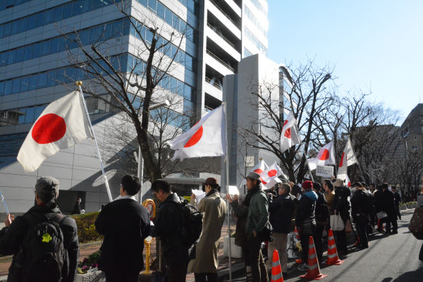 サザンが所属する事務所が入るビルの前に日章旗がひるがえった。＝11日、渋谷区　写真：筆者＝