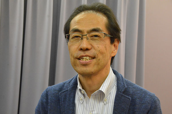 古賀氏は「フォーラム４」の公開対談で松阪市を訪れた。「改革はするが戦争はしない」国を目指す。＝29日、クラギ文化ホール楽屋　写真：筆者＝