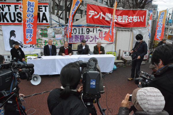 珍しくテレビ局のカメラが複数あった。NHK（中央）が来ていることは国の本気度を表している。＝4日、霞が関　写真：筆者＝