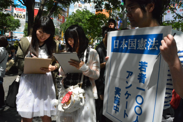 アンケートに答える女子高校生たち。政治へのタブーは感じられなかった。＝3日、渋谷ハチ公前　写真：筆者