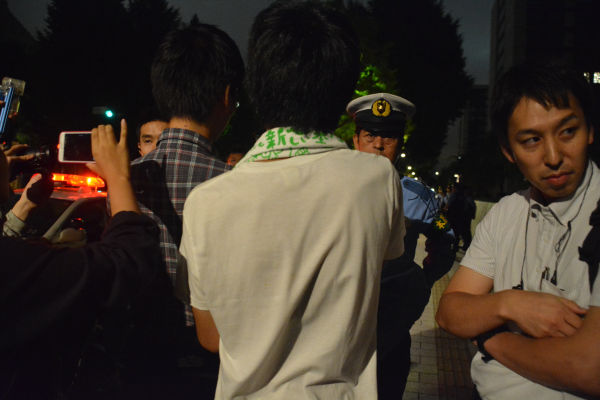 警察官と対峙する学生たち。法的根拠の説明を求めた。緊迫の場面だった。＝27日23時30分頃、国会前　写真・筆者＝