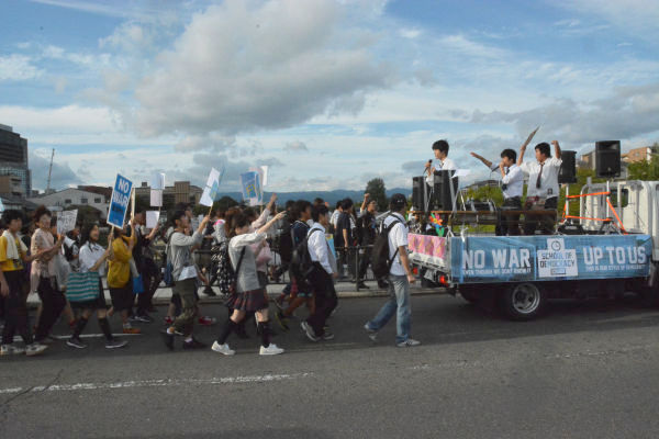「民主主義って何や」「うちらが主権者」…関西弁でコールをあげながらデモ行進する中高生たち。＝19日午後、京都三条大橋　写真：筆者＝