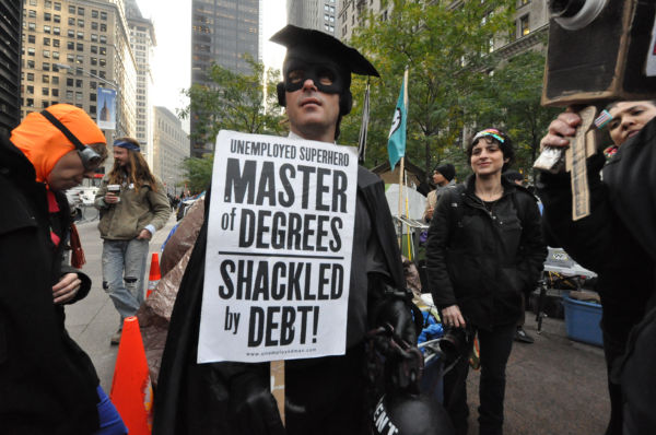 「奨学金の債務で身動きが取れない」。大学院生は窮状を訴えていた。＝2011年11月、ウォール街　写真：筆者＝