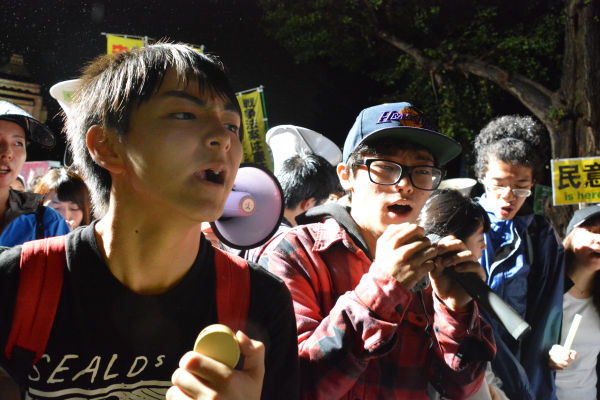 香港の革命は高校生リーダーのジョシュア・ウォン（当時17歳）が引っ張った。日本の反安保でも高校生が活躍した。＝17日、国会正門前　写真：筆者＝