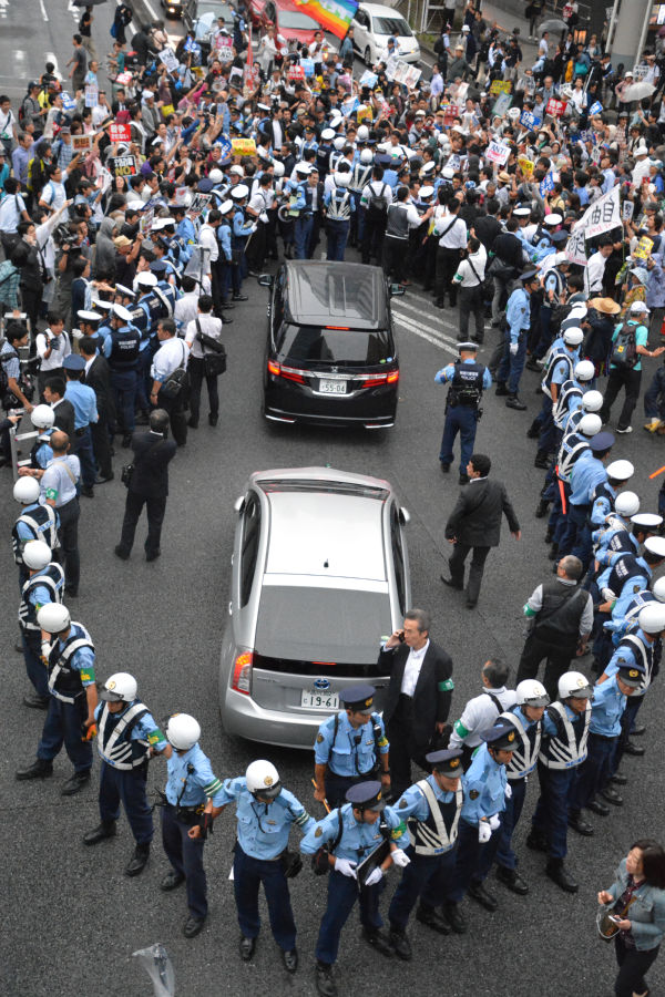 反対派市民に取り囲まれた国会議員の車両。