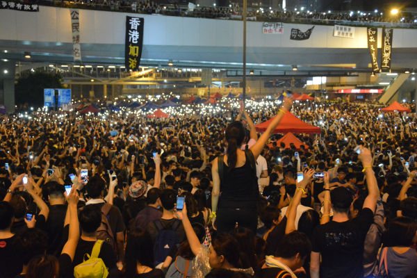 人々が政府本部庁舎前を占拠し、夜ともなればスマホのライトが光の海となった。＝昨年9月、香港　写真：筆者＝