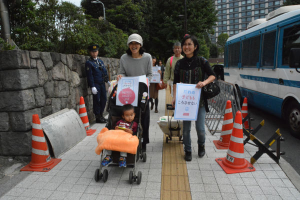 母親たちは、ものものしい警備の自民党本部を訪れた。=23日、永田町　写真：筆者=
