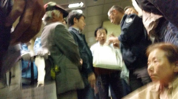 「写真を撮ったでしょ？」と嫌疑をかけられ、荷物を調べられる傍聴者。=26日、東京高裁　写真提供：ふくちゃん=
