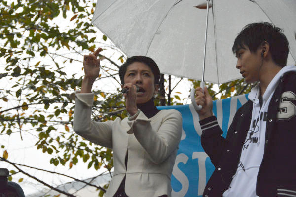民主党の蓮舫代表代行がSEALDs主催の新宿集会（9月6日）に登壇した時も雨だった。= 8日、宮下公園　写真：筆者