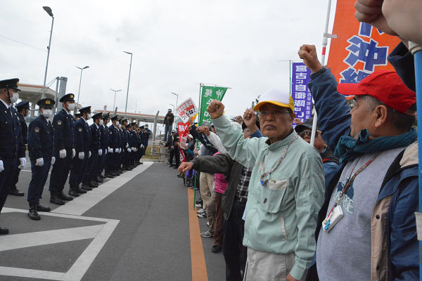 警察と対峙する基地建設反対派住民。この頃は沖縄県警だった。=2月、キャンプシュワブ・ゲート前　写真：筆者=
