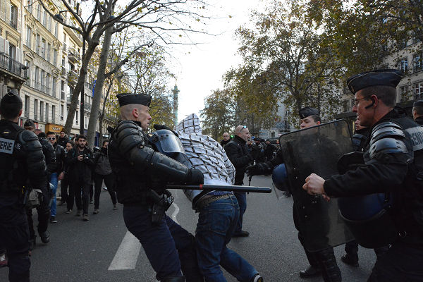 機動隊はデモ参加者を片っ端から打ちすえた。=22日、パリ市内　写真：筆者=