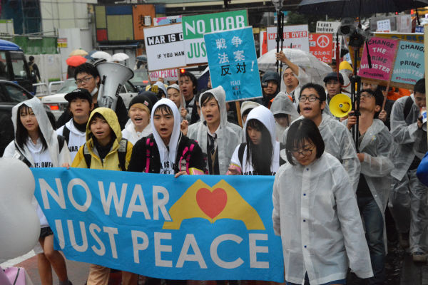 「戦争反対」デモ集会の日は呪われたように雨が降る。高校生たちを悲愴な決意に追い込んだ責任は大人たちにある。= 8日、渋谷　写真：筆者 =