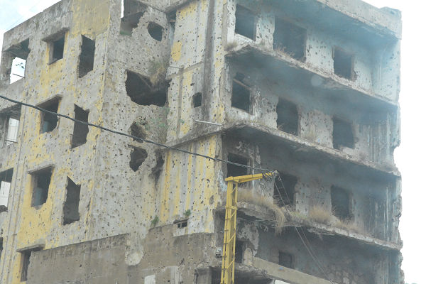 イスラエルとの戦争（2006年）で破壊されたビル。12日のテロではない。=29日、ベイルート市内　写真：筆者=