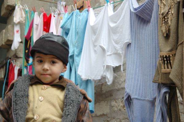 【これは写真展の作品ではありません。田中の写真です。】帰属問題で紛争のあったナゴルノカラバフ自治州から逃れてきた難民の子供。=2004年、アゼルバイジャンの首都バクー　写真：筆者=