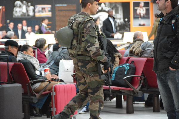 ISへの攻撃を本格化させれば、フランス国内で警戒にあたる兵士の数も増やさねばならなくなる。=21日、パリ・リヨン駅　写真：筆者=