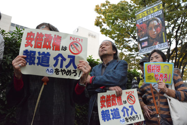 「安倍さまのNHK」に抗議する参加者は長蛇の列となった。籾井会長がこの光景を見たら何と思うだろうか？ =7日、NHK西口玄関前　写真：筆者=