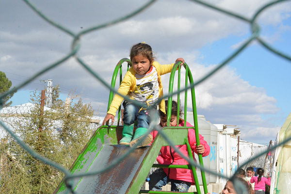 シリアから逃れてきた子供。難民キャンプの学校で。＝2015年12月、レバノン・ベカー高原　筆者撮影＝