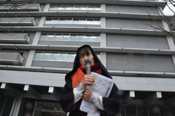 控訴人の女性（70歳）は栃木県内の郵便局に勤務していた。「人間として扱われたい」と話す。＝15日、日本郵政本社前　撮影：筆者＝