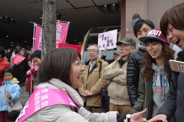 「政治家の感じがしない、近い存在」。若者たちのイケマキ評だ。=16日、JR新札幌駅前　撮影：筆者=