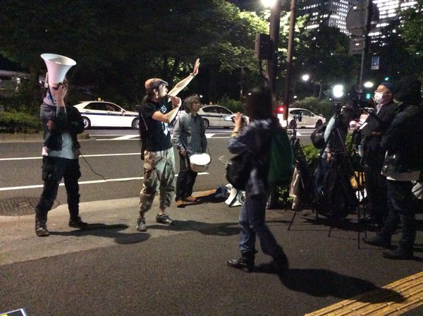 日弁連に抗議の声があがった。「人権の砦」であるはずの日本弁護士会館の前で抗議集会が開かれること自体珍しい。=16日、霞が関　撮影：集会参加者=