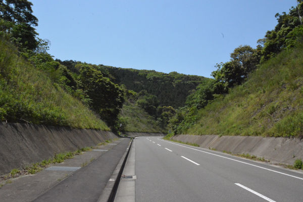 原発に続く県道43号線は切通しだらけだ。斜面は地震で簡単に崩れそうだった。=4月30日、薩摩川内市　撮影：筆者=
