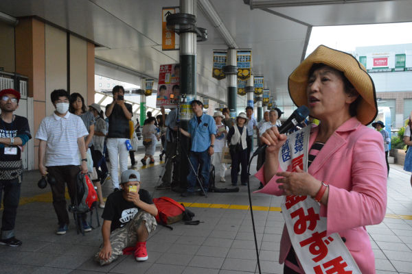 仁尾アツシは沖縄から到着すると早速、「福島瑞穂ずんずん街宣」をツイキャスした。（写真中央、しゃがんでいるのが仁尾）=6日、川崎市　撮影：筆者=