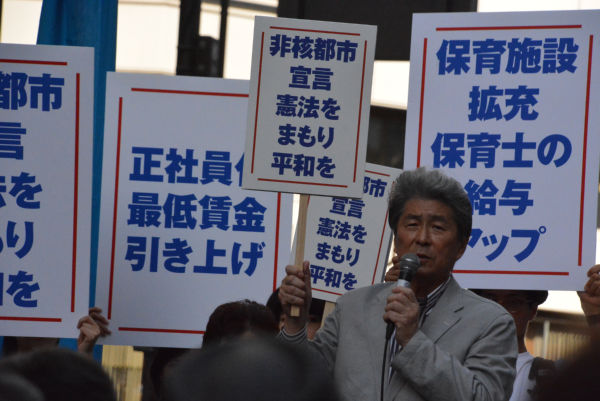 「平和憲法を守る」。基地建設に反対する沖縄県民は鳥越候補に期待を寄せる。=24日、新宿　撮影：筆者=