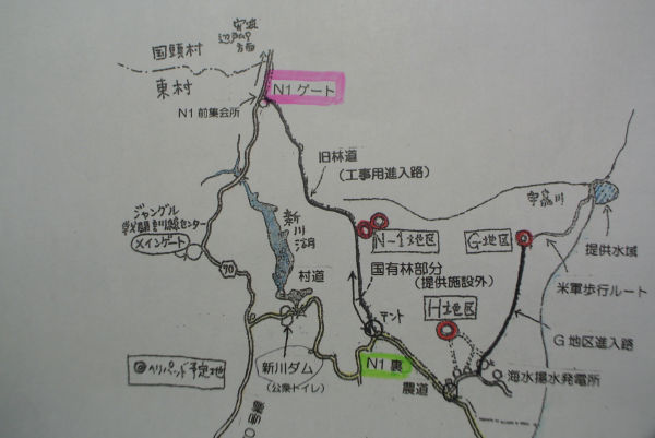 高江ヘリパッド建設予定地の周辺地図。ピンク色（写真上部）が「N1ゲート『表』」、みどり色（写真下部）が「N1ゲート『裏』」。
