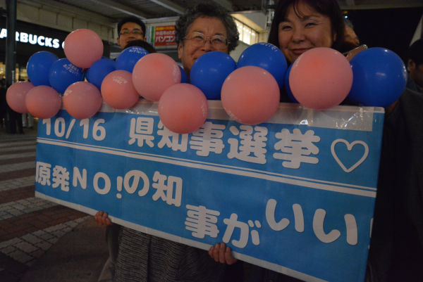 「新潟県としてＮＯを貫けるのは米山さん」。新潟市内の支援者たちがプラカードを作成した。=14日夕、新潟市内　撮影：筆者=