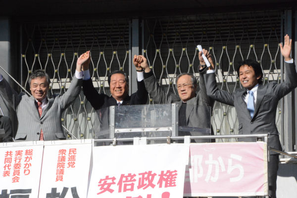 野党共闘の街宣に登場したのは、民進党の地元議員ではなく、熊本の松野頼久議員（右端）だった。=25日、京都駅前　撮影：筆者=