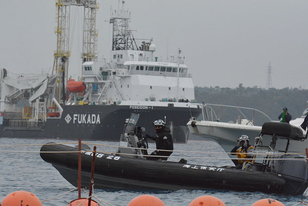 海上保安部の高速ゴムボートは、抗議船が現場海域を出て行くまで離れずに追跡してきた。=6日、大浦湾　撮影：筆者=