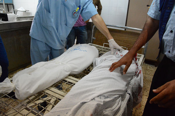 即死状態で救急病院に運ばれてくる子供たちの骸は、瞬く間に白い布に巻かれた。命のあっけなさに愕然とする他なかった。＝2014年7月、ガザ市内　撮影：筆者＝